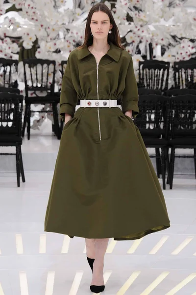 Look 16